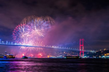 İSTANBUL, Turkey. İstanbul 'da 2020 Yılbaşı kutlamaları. İstanbul Boğazı Köprüsü ile Havai fişekler (15 Temmuz Şehitler Köprüsü).