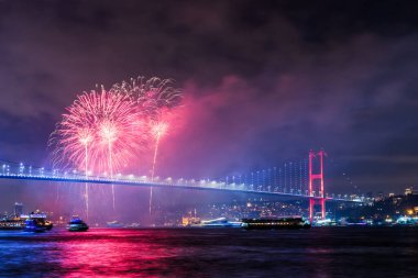 İSTANBUL, Turkey. İstanbul 'da 2020 Yılbaşı kutlamaları. İstanbul Boğazı Köprüsü ile Havai fişekler (15 Temmuz Şehitler Köprüsü).
