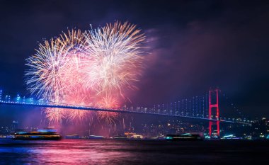İSTANBUL, Turkey. İstanbul 'da 2020 Yılbaşı kutlamaları. İstanbul Boğazı Köprüsü ile Havai fişekler (15 Temmuz Şehitler Köprüsü).