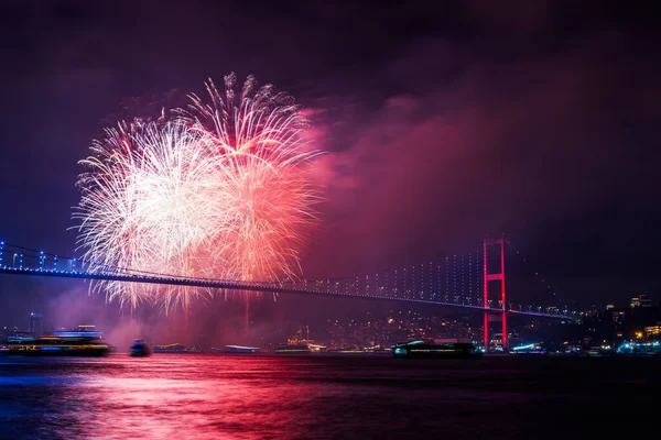 İSTANBUL, Turkey. İstanbul 'da 2020 Yılbaşı kutlamaları. İstanbul Boğazı Köprüsü ile Havai fişekler (15 Temmuz Şehitler Köprüsü).