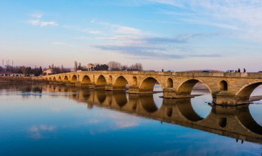 EDIRNE, TURKEY. Meriç Nehri üzerindeki Meriç Köprüsü (Mecidiye Köprüsü).