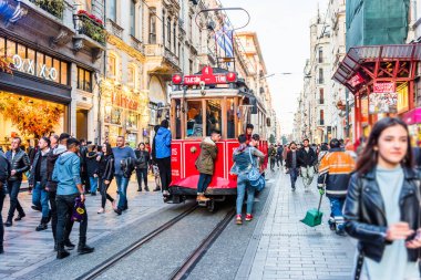 İSTANBUL, TURKEY - 25 HAZİRAN 2020: Nostaljik İstanbul Kızıl Tramvayı. Taksim Istiklal Caddesi 'ndeki tarihi tramvay. Turistik popüler yer Taksim Istiklal Caddesi. Beyoğlu, İstanbul, Türkiye.