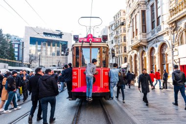 İSTANBUL, TURKEY - 25 HAZİRAN 2020: Nostaljik İstanbul Kızıl Tramvayı. Taksim Istiklal Caddesi 'ndeki tarihi tramvay. Turistik popüler yer Taksim Istiklal Caddesi. Beyoğlu, İstanbul, Türkiye.