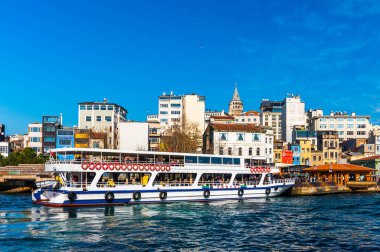İSTANBUL, TURKEY - 25 Ocak 2020: İstanbul, Türkiye 'de Galata Kulesi ve Karaköy manzarası.