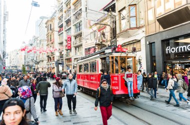 İSTANBUL, TURKEY - 25 HAZİRAN 2020: Nostaljik İstanbul Kızıl Tramvayı. Taksim Istiklal Caddesi 'ndeki tarihi tramvay. Turistik popüler yer Taksim Istiklal Caddesi. Beyoğlu, İstanbul, Türkiye.