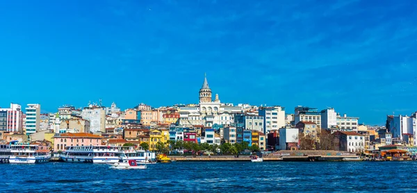 İSTANBUL, TURKEY - 25 Ocak 2020: İstanbul, Türkiye 'de Galata Kulesi ve Karaköy manzarası.