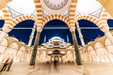 İSTANBUL, TURKEY - 12 Mart 2019: CAMLICA MOSQUE, İstanbul, Türkiye. Camlica Camii Türkiye 'nin en büyük camii.