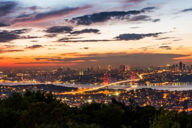 İstanbul Boğazı Köprüsü, gün batımında. 15 Temmuz Şehitler Köprüsü. Camlica Hill 'den gece görüşü. İstanbul, Türkiye