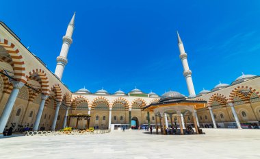 İSTANBUL, TURKEY - 21 Mayıs 2019: CaMLICA MOSQUE, İstanbul, Türkiye. Camlica Camii Türkiye 'nin en büyük camii. 