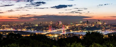 İstanbul Boğazı Köprüsü, gün batımında. 15 Temmuz Şehitler Köprüsü. Camlica Hill 'den gece görüşü. İstanbul, Türkiye