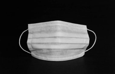 Tıbbi Koruyucu Maske siyah arka planda izole edilmiş. 3 kat yüz ve ağız maskesi. Coronavirus 'a karşı maske (Covid-19). Kesme Yolu.