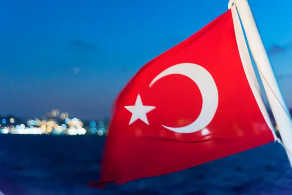Турецький Прапор Синім Небом — стокове фото