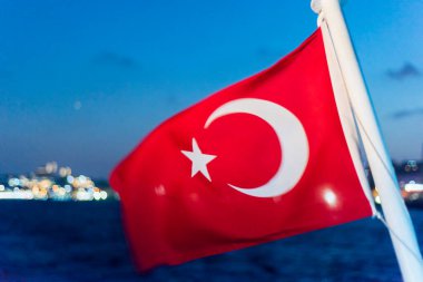 Mavi gökyüzü arkaplanlı Türk Bayrağı