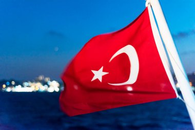 Mavi gökyüzü arkaplanlı Türk Bayrağı