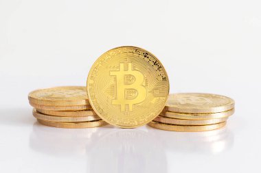 Bitcoinler beyaz arkaplanda izole edildi.