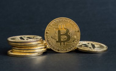 Bitcoin siyah arkaplanda izole edildi.