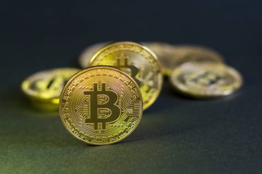 Siyah arka planda Bitcoin. Sanal kripto para birimi kavramı