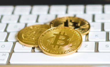 Klavye arka planında bitcoin.