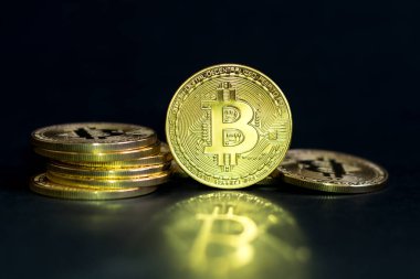 Bitcoin siyah arkaplanda izole edildi.