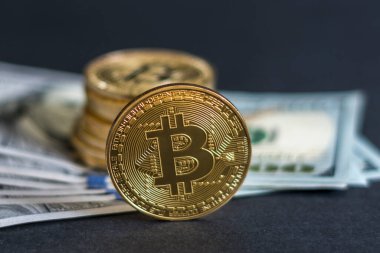 Dolar banknotu arka planına sahip Bitcoin