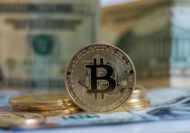Dolar banknotu arka planına sahip Bitcoin