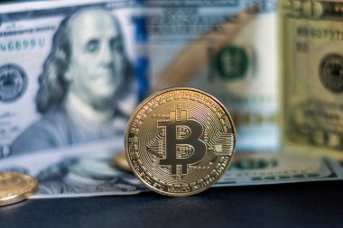 Dolar banknotu arka planına sahip Bitcoin