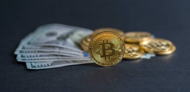 Dolar banknotu arka planına sahip Bitcoin