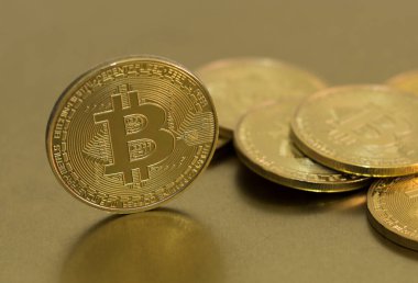 Altın zemin üzerinde Bitcoin.