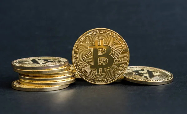Bitcoin siyah arkaplanda izole edildi.
