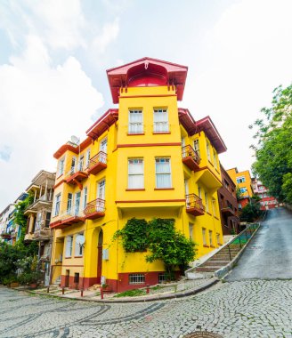 KUZGUNCUK 'deki tarihi renkli evler. Kuzguncuk, İstanbul 'un Uskudar ilçesine bağlı bir mahalle..