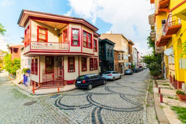 KUZGUNCUK 'deki tarihi renkli evler. Kuzguncuk, İstanbul 'un Uskudar ilçesine bağlı bir mahalle..