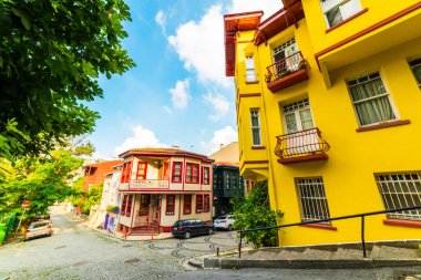 KUZGUNCUK 'deki tarihi renkli evler. Kuzguncuk, İstanbul 'un Uskudar ilçesine bağlı bir mahalle..
