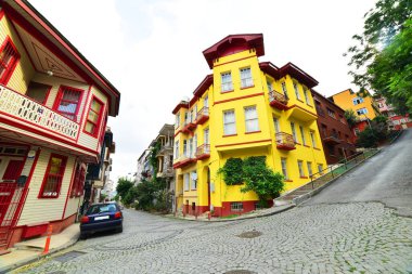 KUZGUNCUK 'deki tarihi renkli evler. Kuzguncuk, İstanbul 'un Uskudar ilçesine bağlı bir mahalle..
