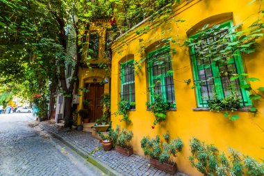 KUZGUNCUK 'deki tarihi renkli evler. Kuzguncuk, İstanbul 'un Uskudar ilçesine bağlı bir mahalle..