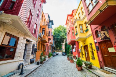 KUZGUNCUK 'deki tarihi renkli evler. Kuzguncuk, İstanbul 'un Uskudar ilçesine bağlı bir mahalle..