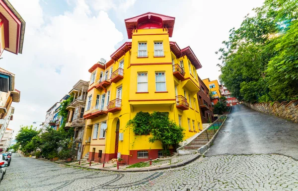 Historyczne Kolorowe Domy Kuzguncuk Kuzguncuk Dzielnica Stambule Turcji — Zdjęcie stockowe