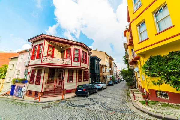 Historyczne Kolorowe Domy Kuzguncuk Kuzguncuk Dzielnica Stambule Turcji — Zdjęcie stockowe
