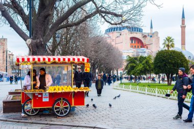 İSTANBUL, TURKEY - 24 Şubat 2018: Sultanahmet Meydanı, İstanbul, Türkiye 'de mısır satıcısı