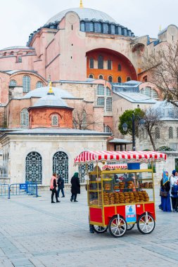 İSTANBUL, TURKEY - 24 Şubat 2018: Sultanahmet Meydanı, İstanbul, Türkiye 'de geleneksel susamlı simit satıcı.