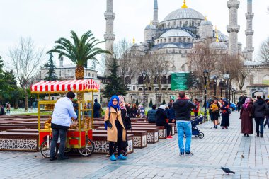 İSTANBUL, TURKEY - 24 Şubat 2018: Sultanahmet Meydanı, İstanbul, Türkiye 'de geleneksel susamlı simit satıcı.