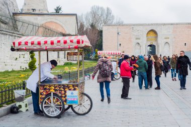 İSTANBUL, TURKEY - 24 Şubat 2018: Sultanahmet Meydanı, İstanbul, Türkiye 'de Kestane Satıcısı