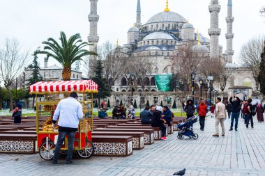 İSTANBUL, TURKEY - 24 Şubat 2018: Sultanahmet Meydanı, İstanbul, Türkiye 'de geleneksel susamlı simit satıcı.