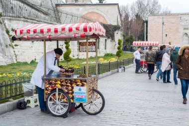 İSTANBUL, TURKEY - 24 Şubat 2018: Sultanahmet Meydanı, İstanbul, Türkiye 'de Kestane Satıcısı