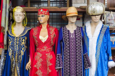 İSTANBUL, TURKEY - 3 Mayıs 2018: İstanbul, Türkiye 'deki turistik hediye pazarında eski geleneksel Türk kostümleri.