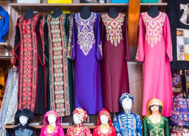 İSTANBUL, TURKEY - 3 Mayıs 2018: İstanbul, Türkiye 'deki turistik hediye pazarında eski geleneksel Türk kostümleri.