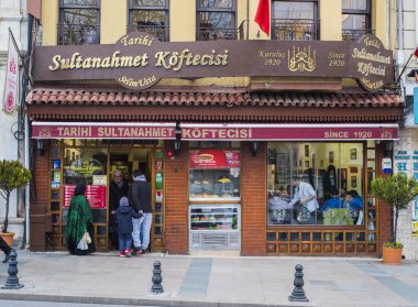 İSTANBUL, TURKEY - 24 Şubat 2018: Tarihi Sultanahmet Köfte Restoranı. (Türkçe: Tarihi Sultanahmet Koftecisi) Sultanahmet Alanı, İstanbul, Türkiye.