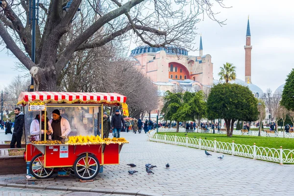 Istanbul Turkey Luty 2018 Sprzedawca Kukurydzy Placu Sultanahmet Stambuł Turcja — Zdjęcie stockowe