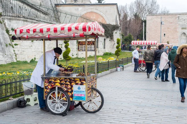İSTANBUL, TURKEY - 24 Şubat 2018: Sultanahmet Meydanı, İstanbul, Türkiye 'de Kestane Satıcısı