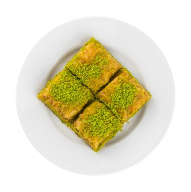Beyaz tabakta Türk baklavası. Kesme Yolu.