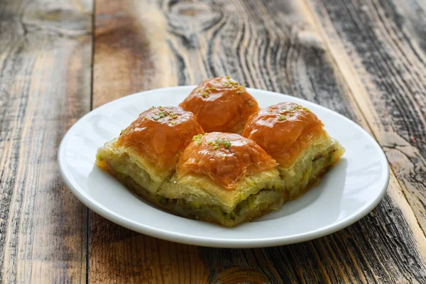 土耳其甜面包片盘上 传统的Baklava — 图库照片
